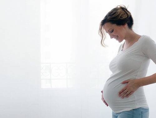 Mujer embarazada tocándose el vientre