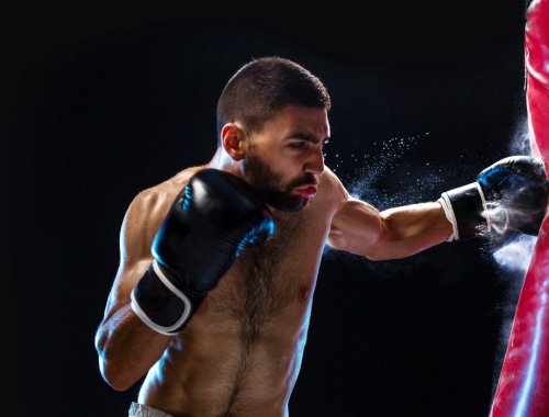 Boxeador golpeando un saco de boxeo