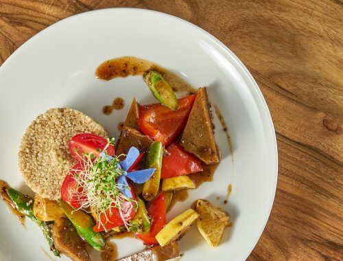 Plato con seitán, verduras y otros alimentos frescos