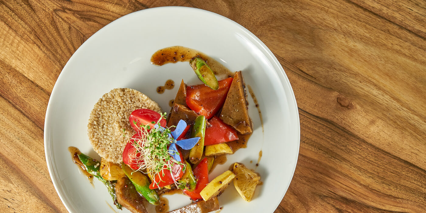 Plato con seitán, verduras y otros alimentos frescos