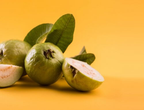 Guayaba fresca entera y partida