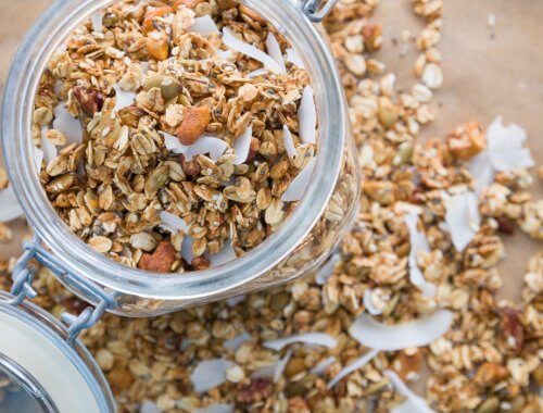 Plano cenital de tarro de cristal con copos de avena