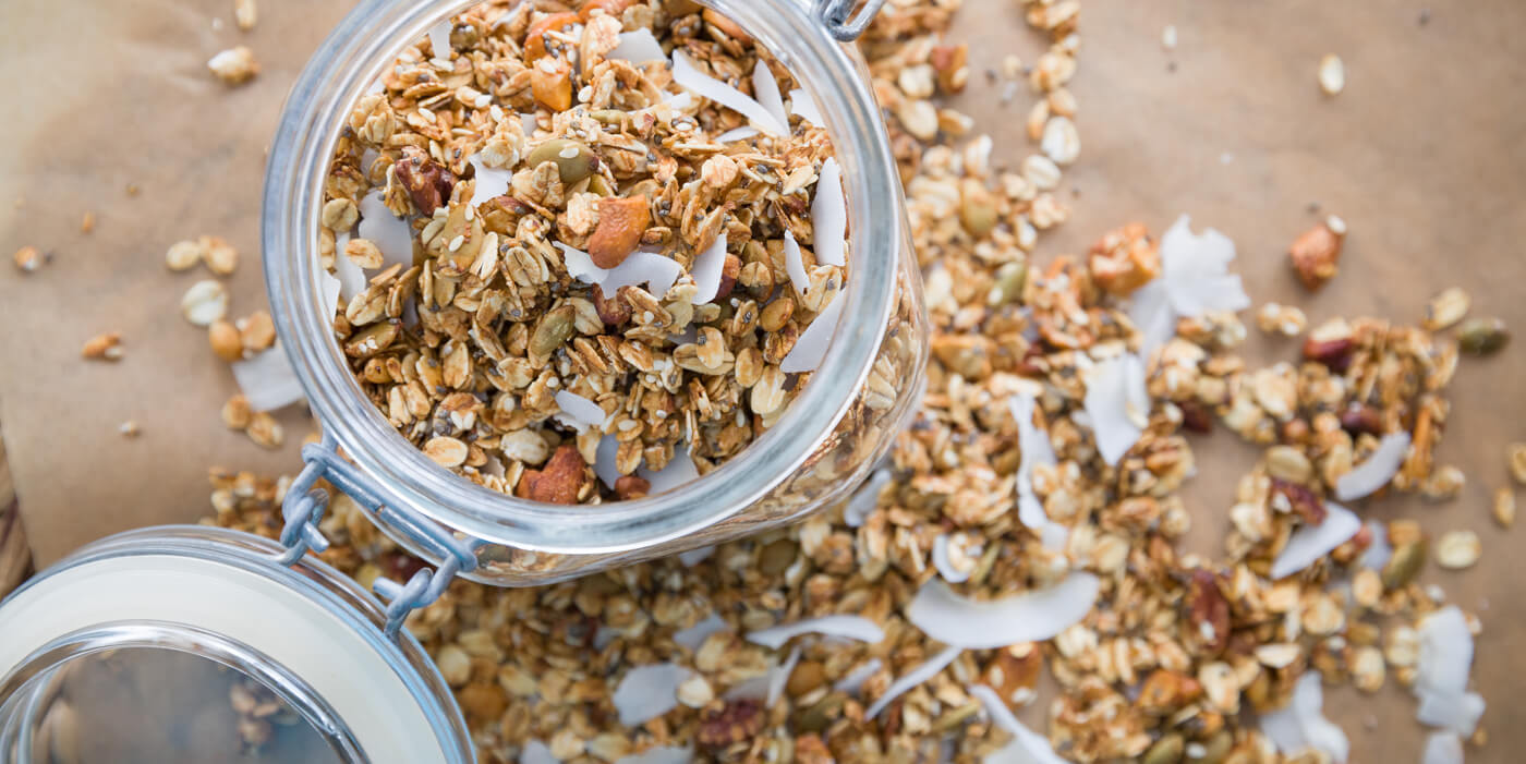 Plano cenital de tarro de cristal con copos de avena