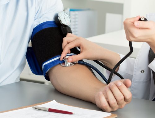 Doctora tomando la tensión a un paciente