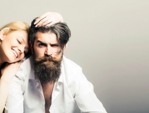 pareja joven en actitud desenfadada, con pelo bonito y cuidado