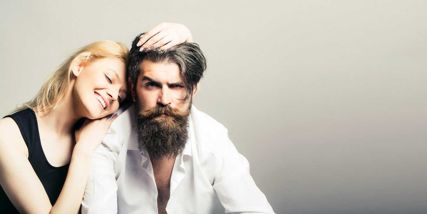 pareja joven en actitud desenfadada, con pelo bonito y cuidado