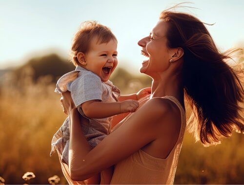 madre e hijo pequeño felices en el campo