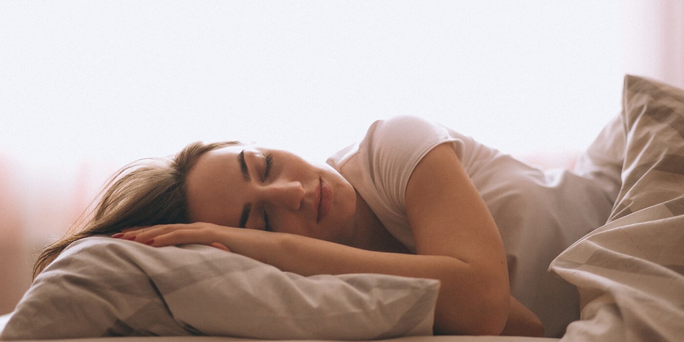 mujer durmiendo acostada